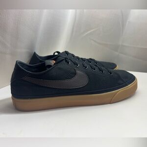 Men’s Nike Black‎ Court Legacy Shoe with Gum bottom size 8.5. Great condition.